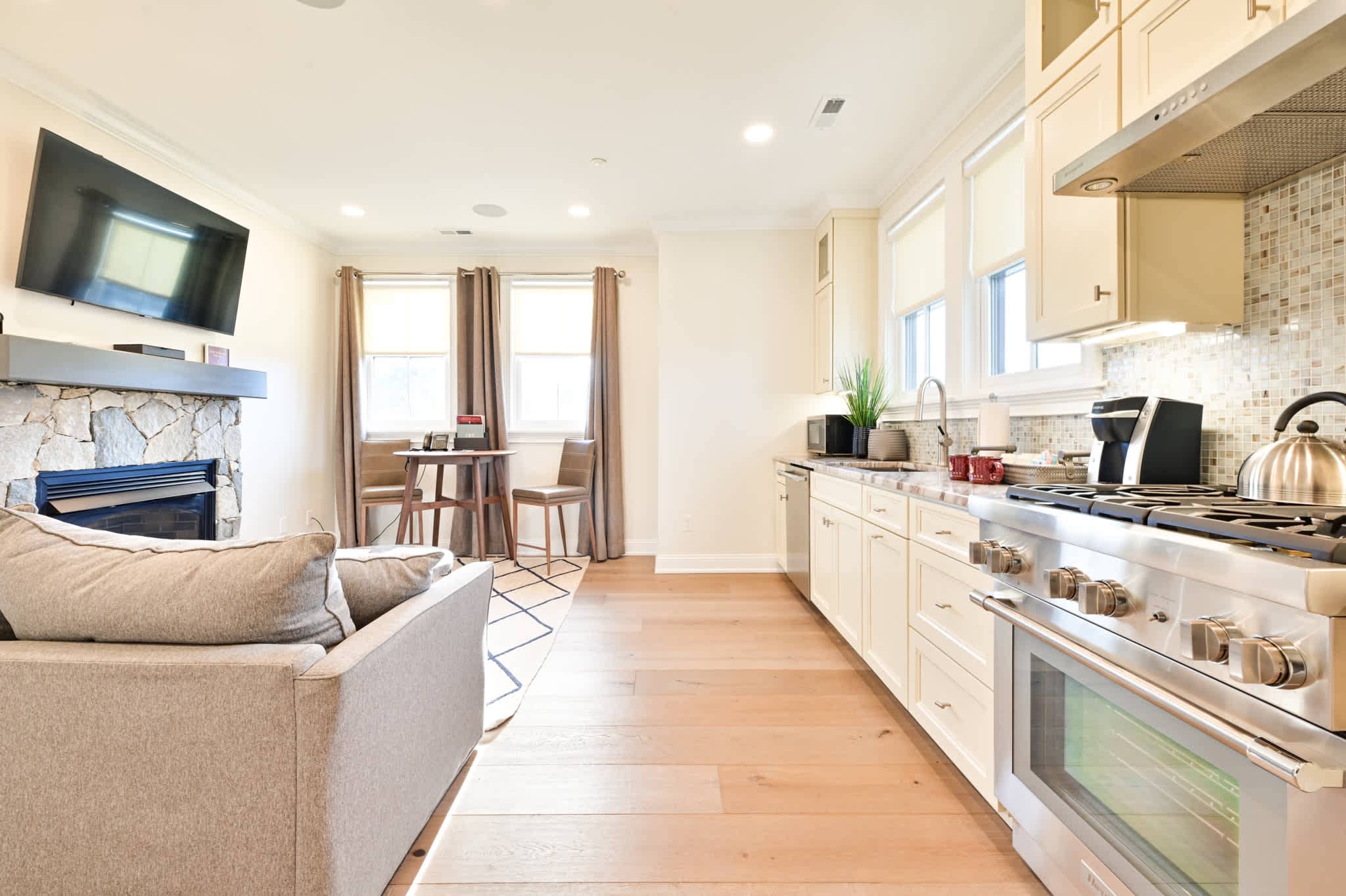 Hilltop | Standard Queen Suite
